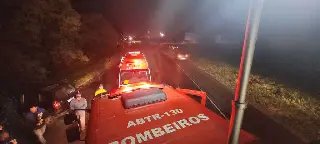 Quatro pessoas ficam feridas em colisão frontal entre carro e caminhão - 1