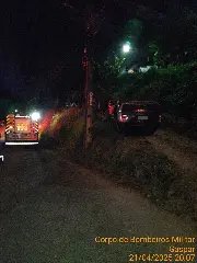 Jovens ficam feridas após carro cair de barranco e capotar - 1