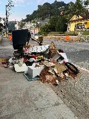 (VÍDEO) Entulhos jogados na rua causam transtorno para pedestres e ciclistas - 4