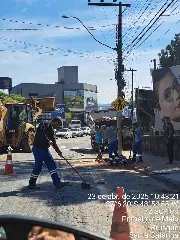 (VÍDEO) Prefeitura de Brusque recolhe entulhos descartados na Primeiro de Maio - 1