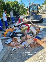 (VÍDEO) Prefeitura de Brusque recolhe entulhos descartados na Primeiro de Maio - 3
