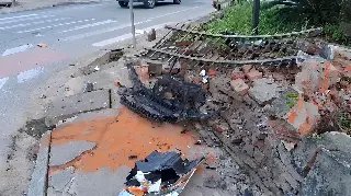 Carro para em cima da calçada e acidente mobiliza bombeiros na Primeiro de Maio - 2