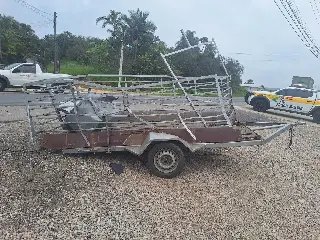 Carretinha se solta e provoca acidente na rodovia Ivo Silveira - 3
