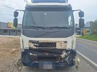Carretinha se solta e provoca acidente na rodovia Ivo Silveira - 1