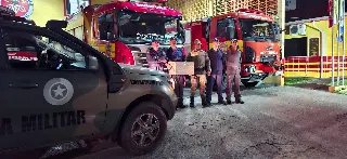 Bombeiros resgatam jiboia-arco-íris no Centro de Itapema - 2