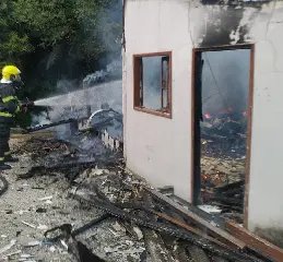 (VÍDEO) Após incêndio, morador de Guabiruba pede ajuda para construir nova casa - 1
