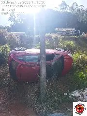 Condutora é levada ao hospital após capotamento em Botuverá - 1