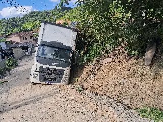 (VÍDEO) Caminhão cai em vala e moradores cobram melhorias na Pedro Cardeal  - 1
