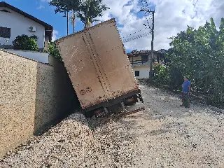 (VÍDEO) Caminhão cai em vala e moradores cobram melhorias na Pedro Cardeal  - 2