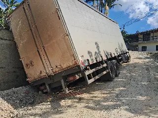(VÍDEO) Caminhão cai em vala e moradores cobram melhorias na Pedro Cardeal  - 3