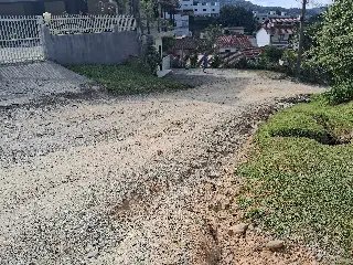 (VÍDEO) Caminhão cai em vala e moradores cobram melhorias na Pedro Cardeal  - 4