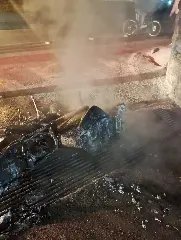 Moto pega fogo no acostamento da Rodovia Antônio Heil - 2
