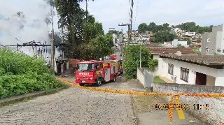 Casa é totalmente destruída por incêndio - 1