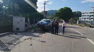 (VÍDEO) Caminhonete bate e derruba poste no Centro - 1