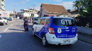 (VÍDEO) Caminhonete bate e derruba poste no Centro - 3