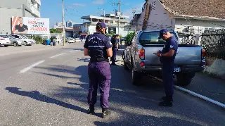 (VÍDEO) Caminhonete bate e derruba poste no Centro - 4