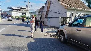 (VÍDEO) Caminhonete bate e derruba poste no Centro - 5