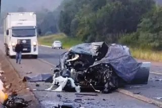 Colisão entre carro e caminhão termina com duas vítimas fatais na BR-282 - 1