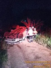 Homem fica ferido após capotar carro em estrada de difícil acesso - 1