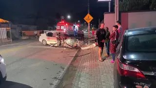 URGENTE - (VÍDEO) Carro bate em muro e deixa duas pessoas presas às ferragens em Brusque - 2