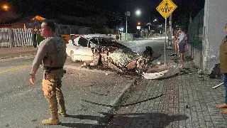 URGENTE - (VÍDEO) Carro bate em muro e deixa duas pessoas presas às ferragens em Brusque - 1