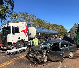 Mulher morre após colisão frontal entre carro e carreta - 3