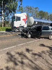 Mulher morre após colisão frontal entre carro e carreta - 4