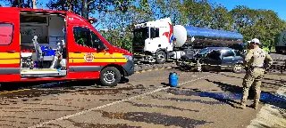 Mulher morre após colisão frontal entre carro e carreta - 2