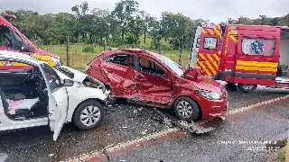 Três ficam feridos em acidente envolvendo dois carros - 2