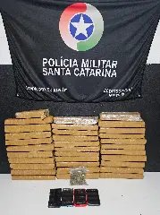 Homem tenta fugir, luta com morador e é preso com drogas - 1