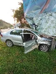 Duas idosas ficam feridas em colisão entre carro e caminhão - 1