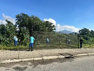 Trabalho de limpeza e roçada são feitos na Avenida Beira Rio - 2