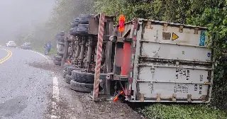 Homem morre após tombamento de carreta na BR-470 - 1