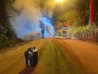 (URGENTE) Corpos carbonizados são achados dentro de carro incendiado - 1