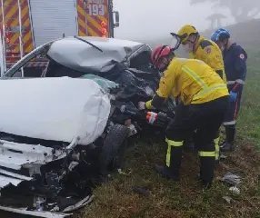 Adolescente e idosa morrem em colisão entre carro e ônibus - 1