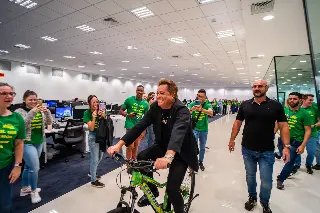 Luciano Hang recebe cantor Leonardo e esposa Poliana em Brusque - 2
