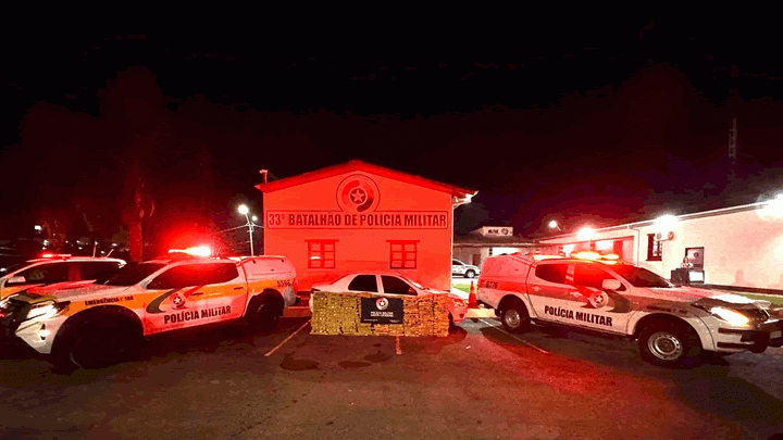 Carro com sobrepeso levanta suspeita e polícia encontra 640 quilos de maconha - 1
