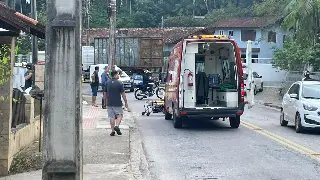 (VÍDEO) Caminhão de reciclagem e moto colidem e acidente deixa um ferido - 4