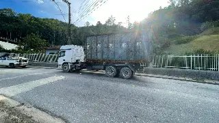 (VÍDEO) Caminhão de reciclagem e moto colidem e acidente deixa um ferido - 5