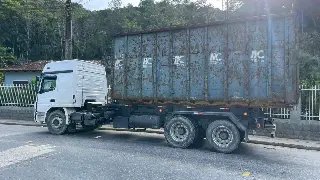 (VÍDEO) Caminhão de reciclagem e moto colidem e acidente deixa um ferido - 6