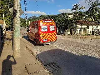 (VÍDEO) Colisão entre carro e ônibus mobiliza bombeiros no Poço Fundo - 9