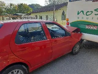(VÍDEO) Colisão entre carro e ônibus mobiliza bombeiros no Poço Fundo - 3