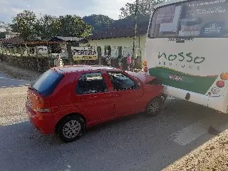 (VÍDEO) Colisão entre carro e ônibus mobiliza bombeiros no Poço Fundo - 8