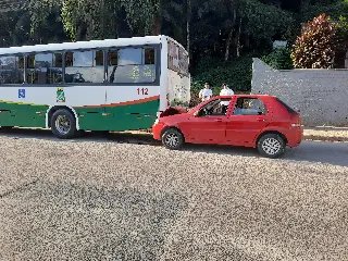 (VÍDEO) Colisão entre carro e ônibus mobiliza bombeiros no Poço Fundo - 10