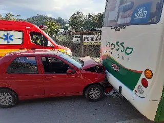 (VÍDEO) Colisão entre carro e ônibus mobiliza bombeiros no Poço Fundo - 2