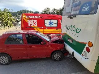 (VÍDEO) Colisão entre carro e ônibus mobiliza bombeiros no Poço Fundo - 1