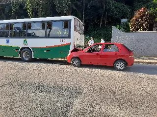 (VÍDEO) Colisão entre carro e ônibus mobiliza bombeiros no Poço Fundo - 12