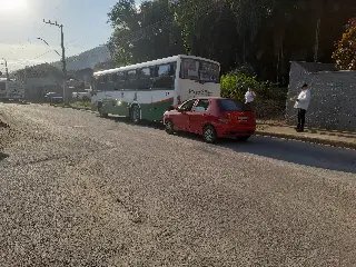 (VÍDEO) Colisão entre carro e ônibus mobiliza bombeiros no Poço Fundo - 11