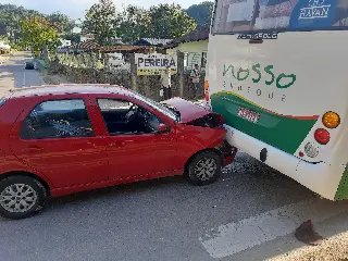 (VÍDEO) Colisão entre carro e ônibus mobiliza bombeiros no Poço Fundo - 4