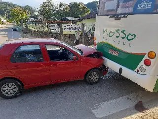 (VÍDEO) Colisão entre carro e ônibus mobiliza bombeiros no Poço Fundo - 7